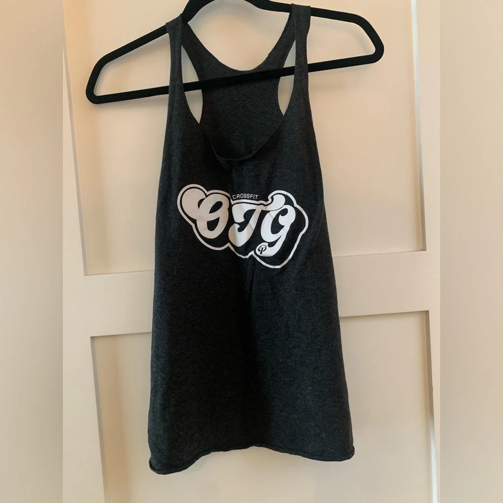 ASSORTMENT OF WORKOUT TANKS - 6 CROSSFIT TANKS - Picture 5 of 7